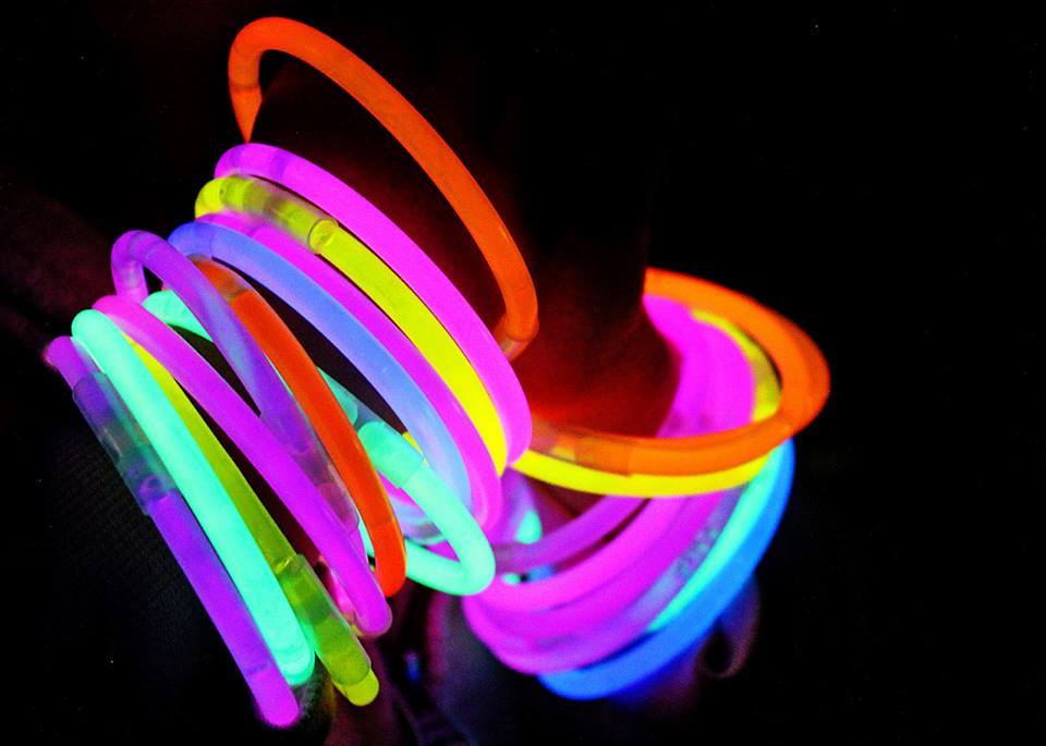 La festa per bambini si accende con i braccialetti luminosi