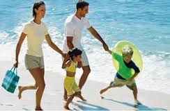 Famiglia al mare con i bambini